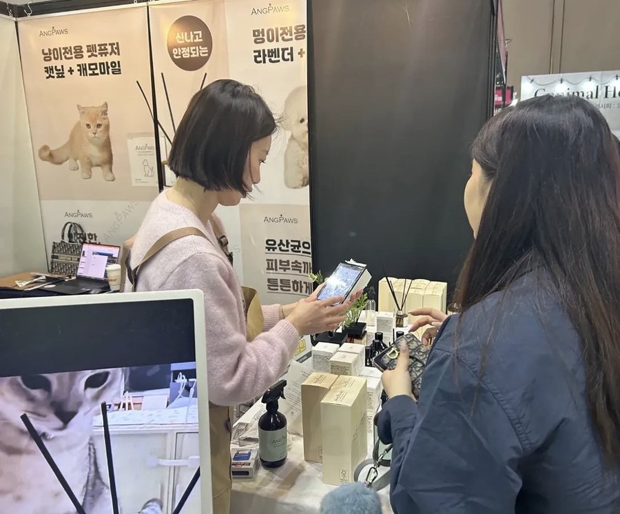 Staff introducing ANGPAWS products at a Korean pet expo