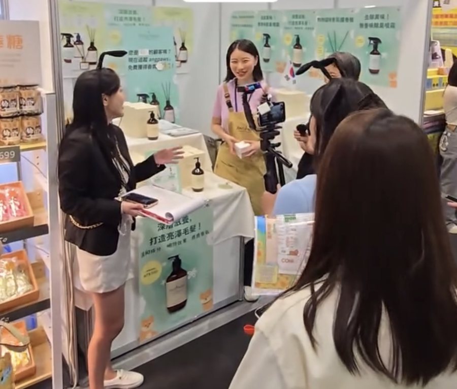 ANGPAWS booth at a pet expo in Taiwan